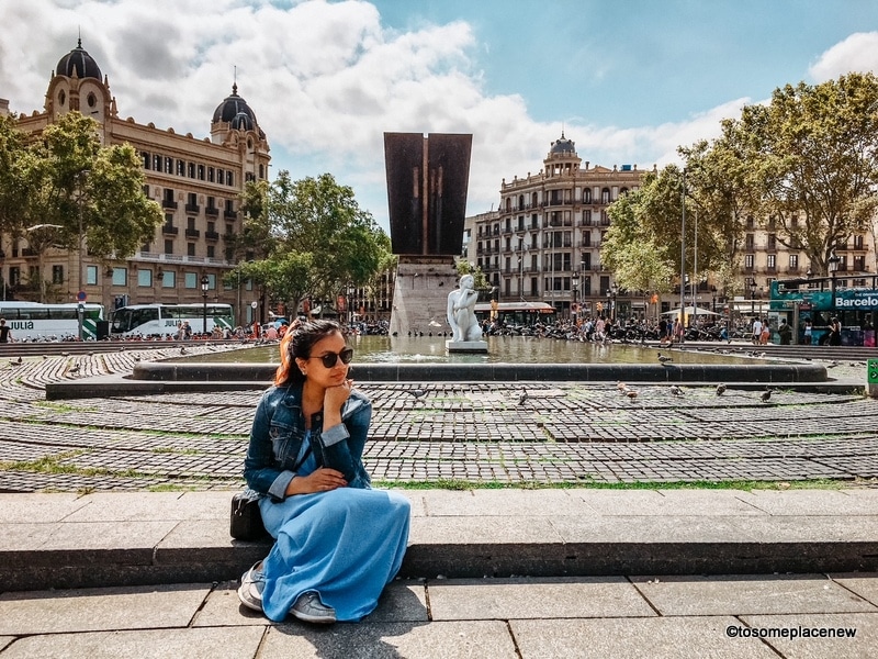 9月，一个女孩坐在巴塞罗那的加泰罗尼亚广场