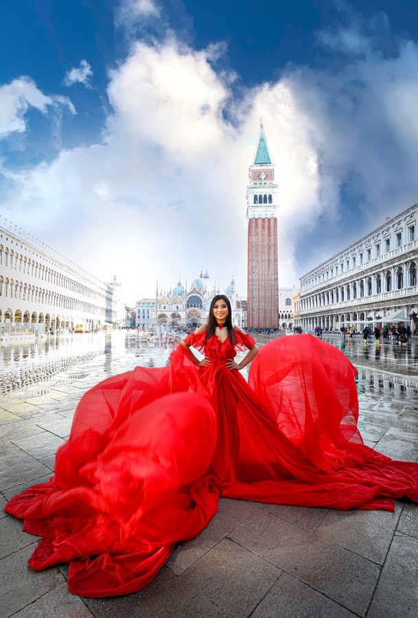 威尼斯圣马可广场上穿着飞行裙的女孩