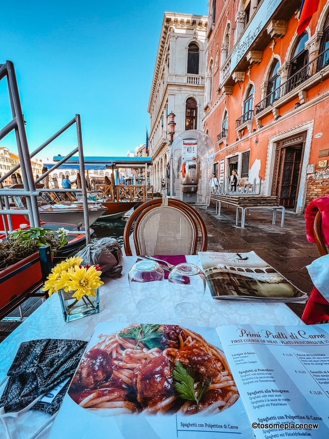 一家咖啡馆旁边的威尼斯餐厅