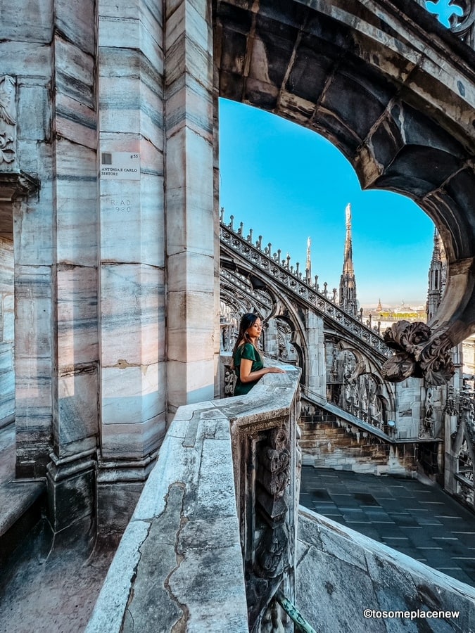 一个女孩在米兰大教堂的露台上观看