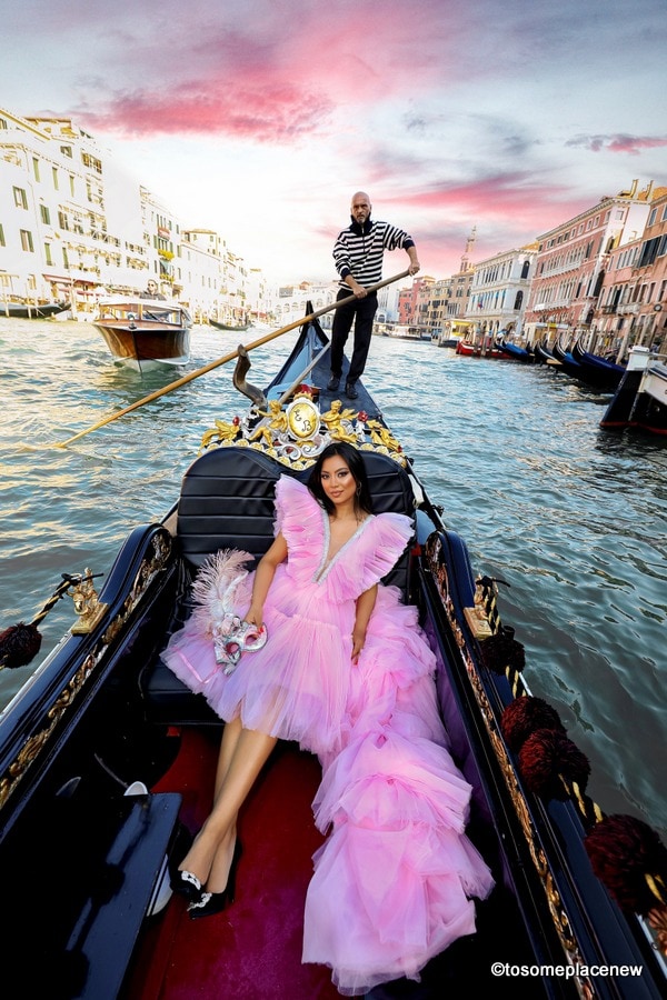 女孩在威尼斯享受贡多拉之旅