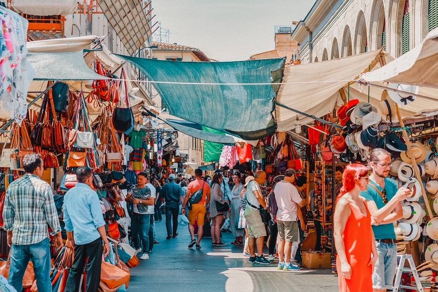 圣洛伦索市场是一个受欢迎的旅游户外市场，到处都是卖皮革、服装和纪念品的摊位