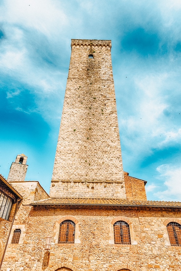 托雷格罗萨塔，最高的中世纪塔，也是意大利托斯卡纳圣吉米尼亚诺中心广场的主要景点之一