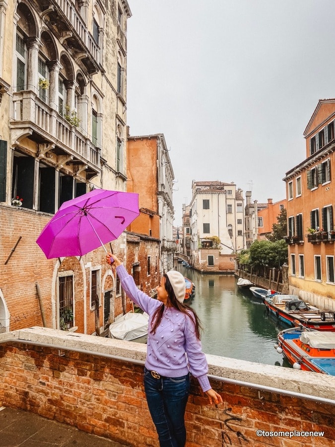11月，意大利威尼斯，带伞的女孩