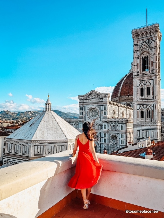 在意大利佛罗伦萨穿红裙子的女孩装箱单