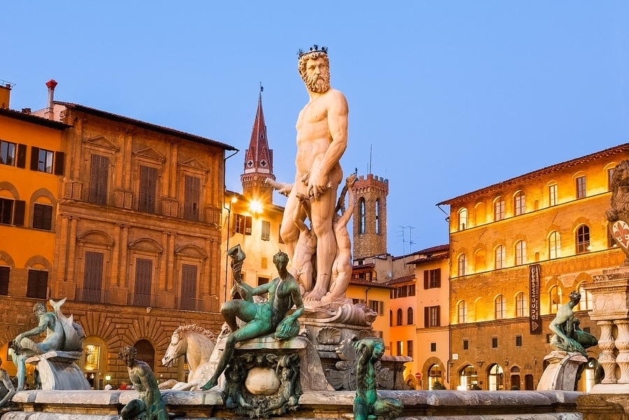 黄昏时，在Signoria广场(Piazza della Signoria)的海王星喷泉