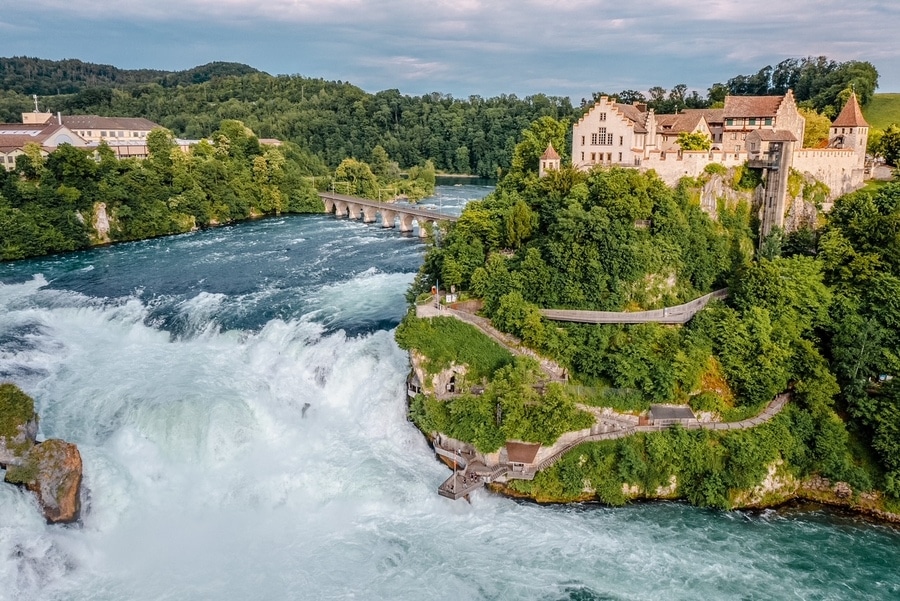 瑞士沙夫豪森的莱茵河瀑布和劳芬城堡