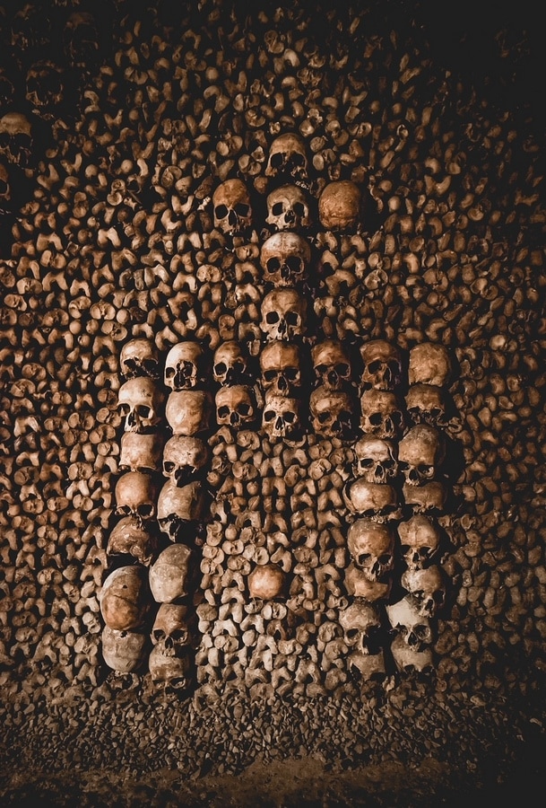 法国巴黎地下墓穴中的头骨和骨头