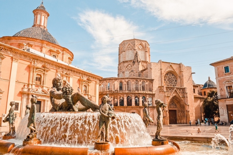 圣母广场，图里亚喷泉，被遗忘的圣母大教堂，瓦伦西亚大教堂的使徒门