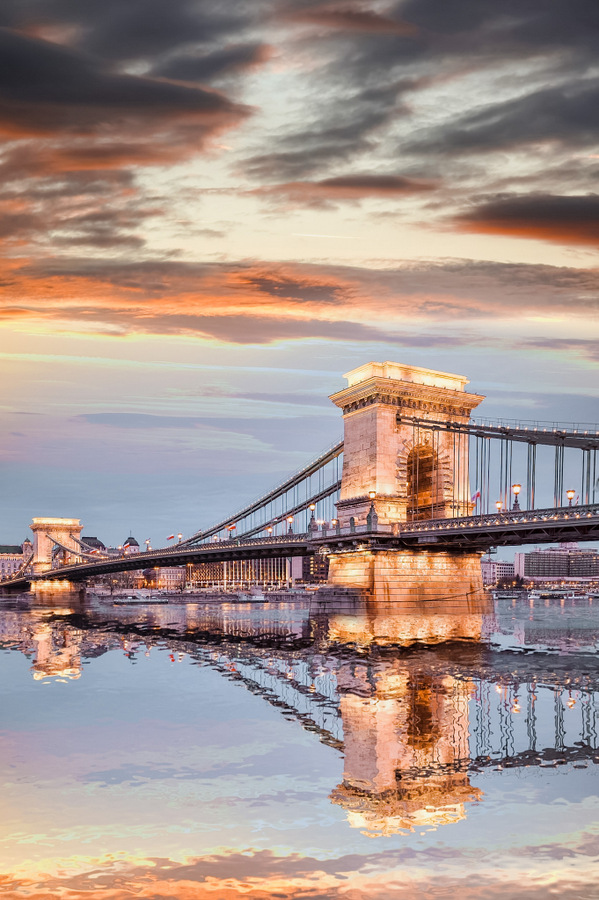 匈牙利首都布达佩斯的铁链桥