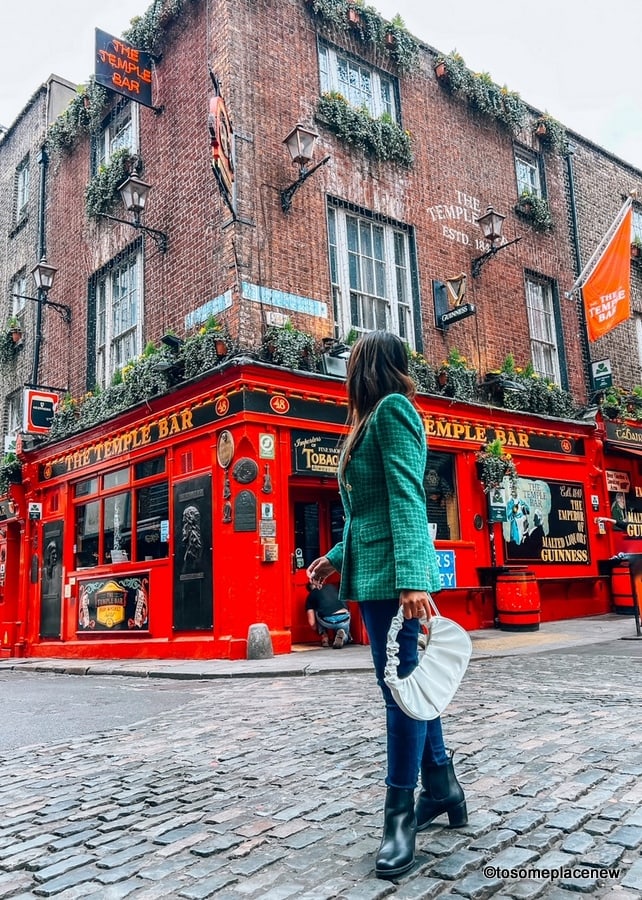 爱尔兰都柏林，欧洲最美丽的城市之一，一个女孩站在圣殿酒吧前