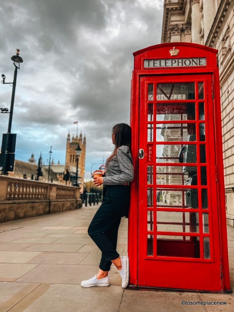 伦敦标志性的电话亭和威斯敏斯特宫