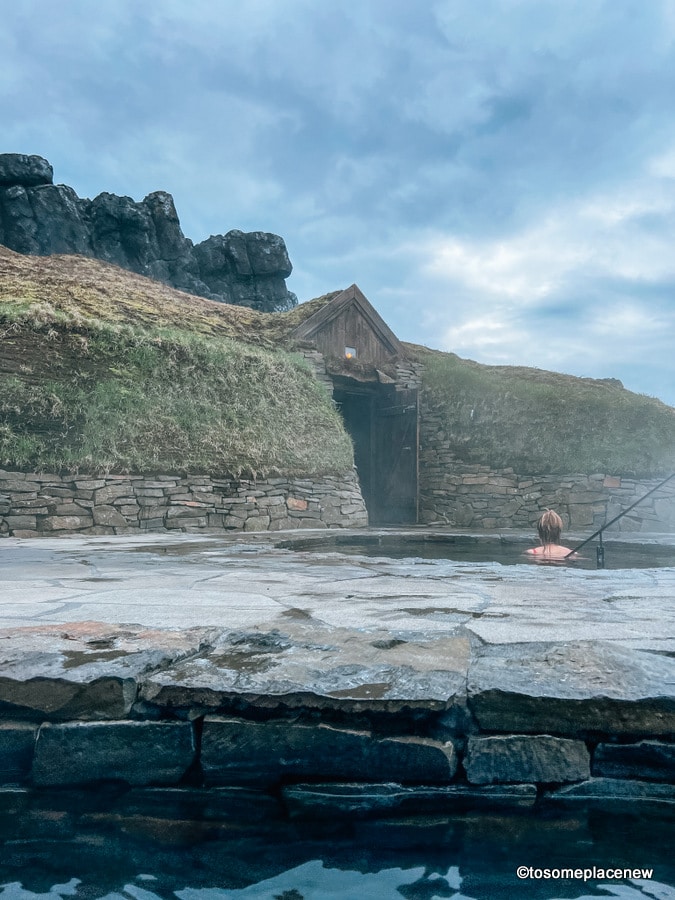 参观冰岛天空泻湖时看到的草皮房子、墙壁和游泳池