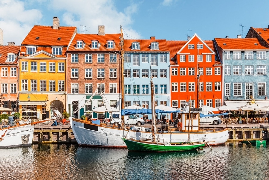 丹麦哥本哈根尼哈芬彩色建筑的夏季风景
