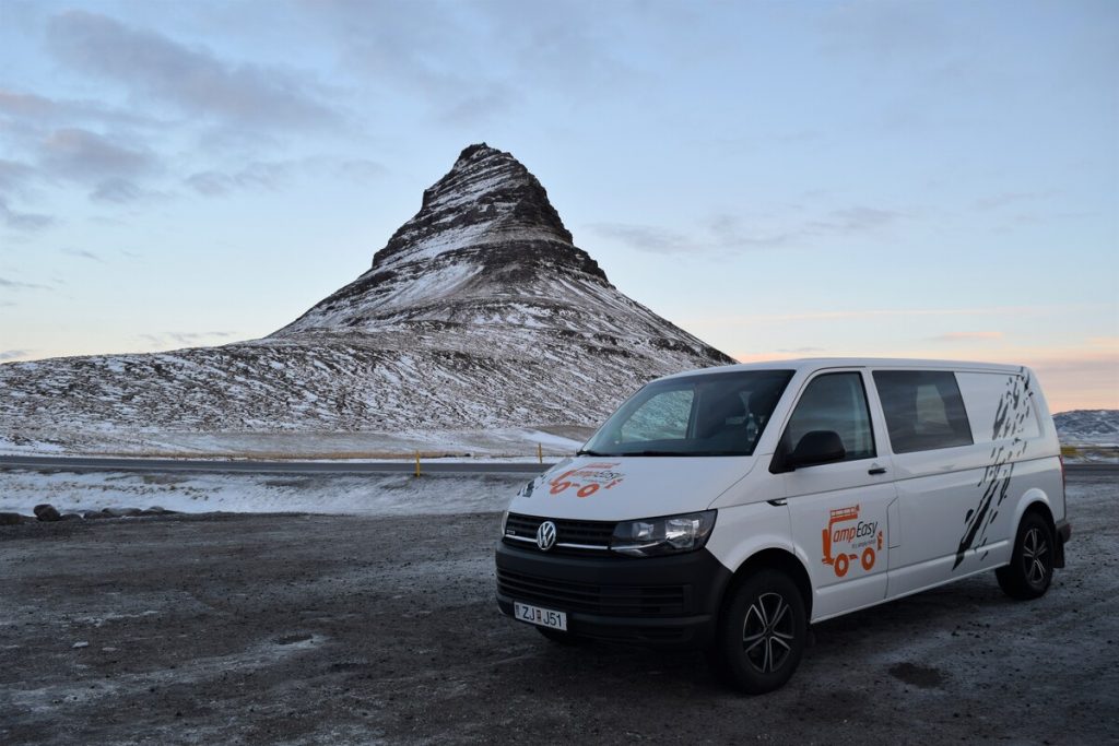 冰岛冬天的露营车