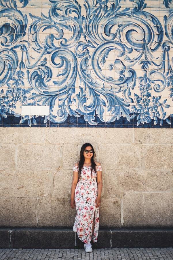 波尔图的女孩与azulejos瓷砖的观点