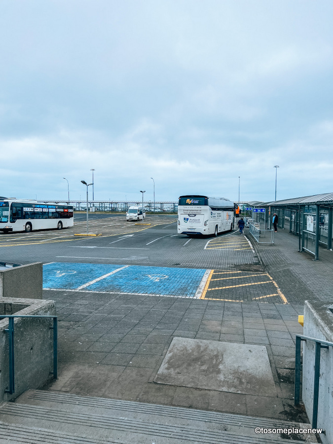 公共汽车停在机场停车场