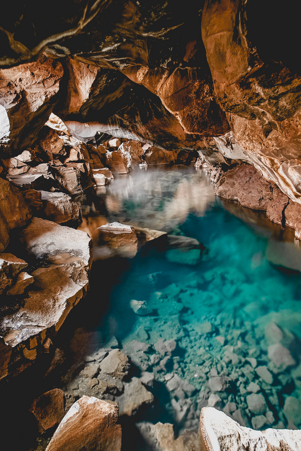 冰岛Grjotagja温泉洞的水温超过50摄氏度，游泳很危险