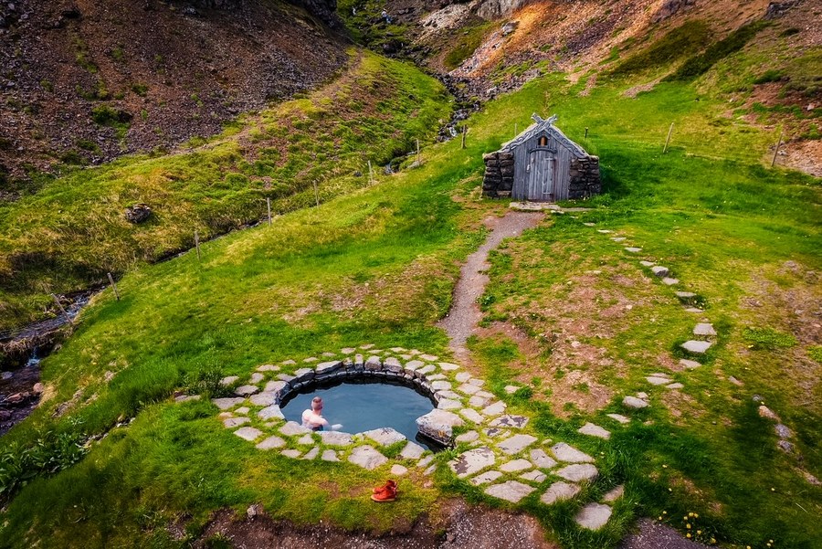 冰岛古德伦纳劳格温泉的鸟瞰图。这个地热池是免费使用的，它是冰岛最古老的游泳池之一，充满了自然加热的水。