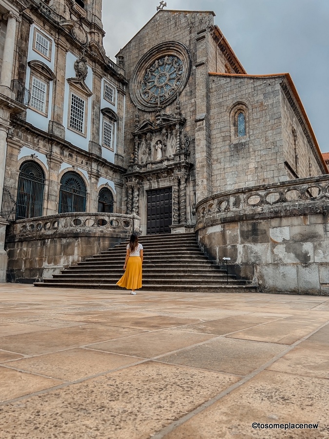 女孩站在前面的Igreja de São弗朗西斯科在波尔图