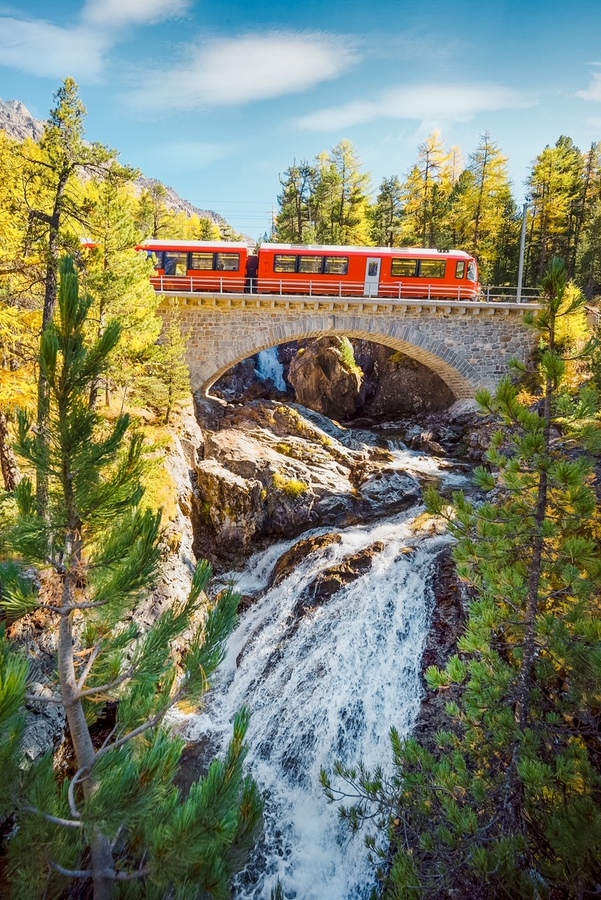 在瑞士的风景如画的火车之旅
