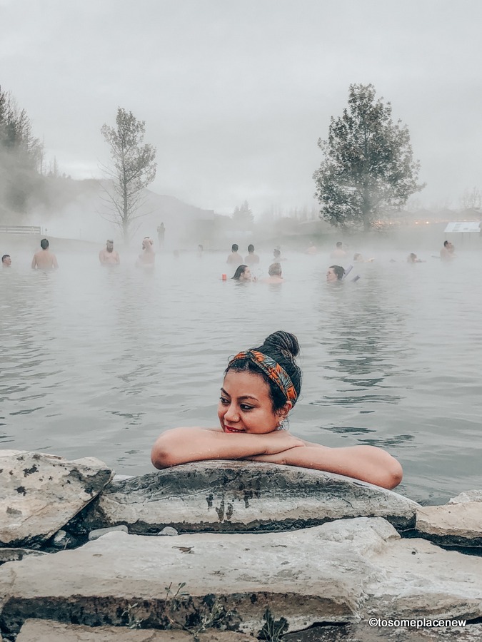 女孩在秘密泻湖泡在冰岛的热池之一