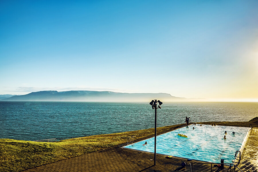 冰岛风景优美的游泳池