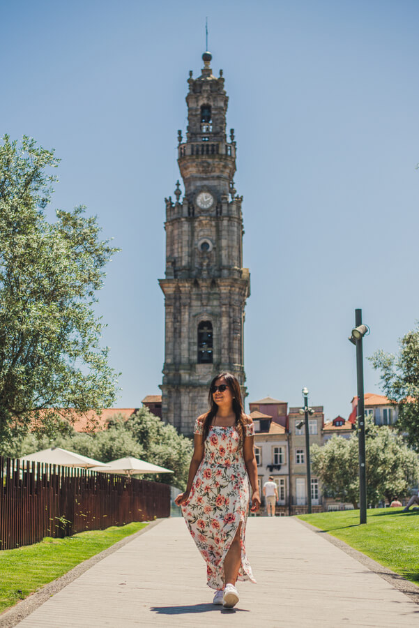 女孩站在Torre dos Clerigos在葡萄牙波尔图