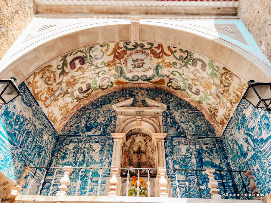 令人惊叹的阳台上有azulejos艺术品，描绘了基督在奥比多斯的受难