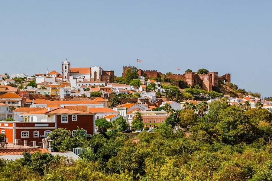 下面是一个史诗般的10天葡萄牙行程，其中有3个样本，涵盖了所有主要城市，城镇和地标，你必须探索!在镜头里——西尔弗斯镇的城堡