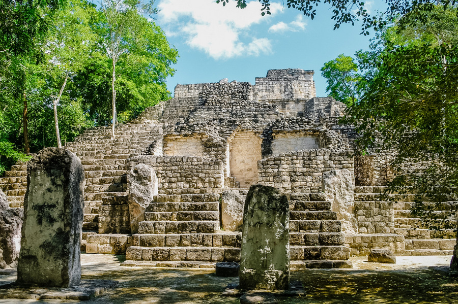 金字塔阶梯的台阶。在墨西哥卡拉克穆尔的丛林中，1号建筑的结构拔地而起