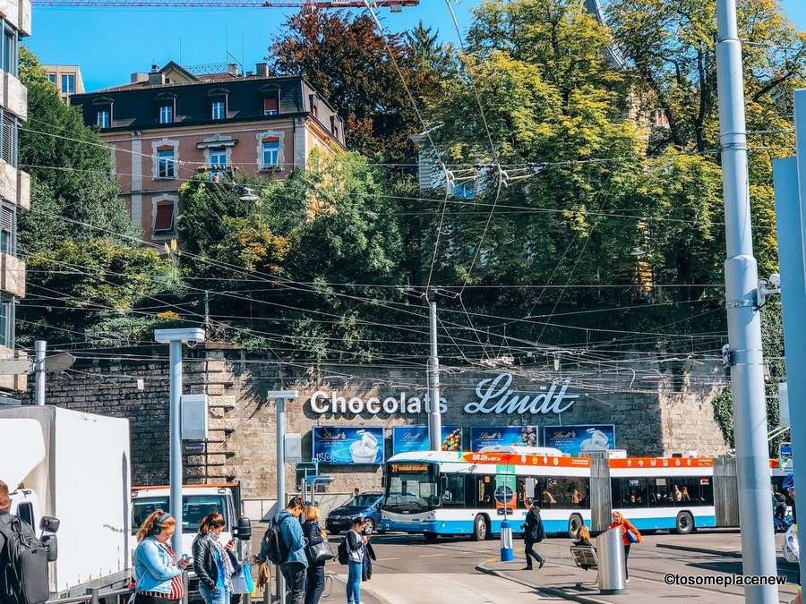 苏黎世的瑞士莲巧克力，附近有公交车