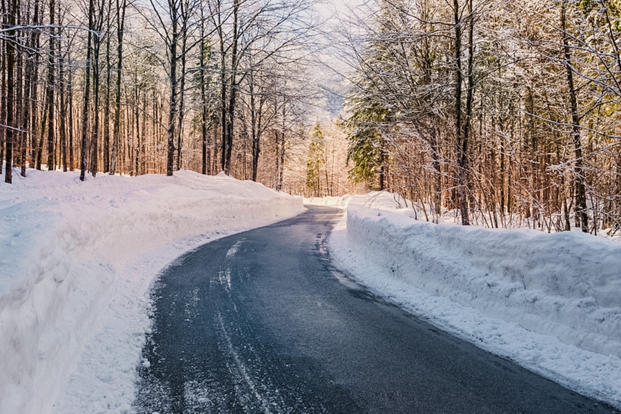 斯洛文尼亚朱利安阿尔卑斯大雪纷飞的冬季公路