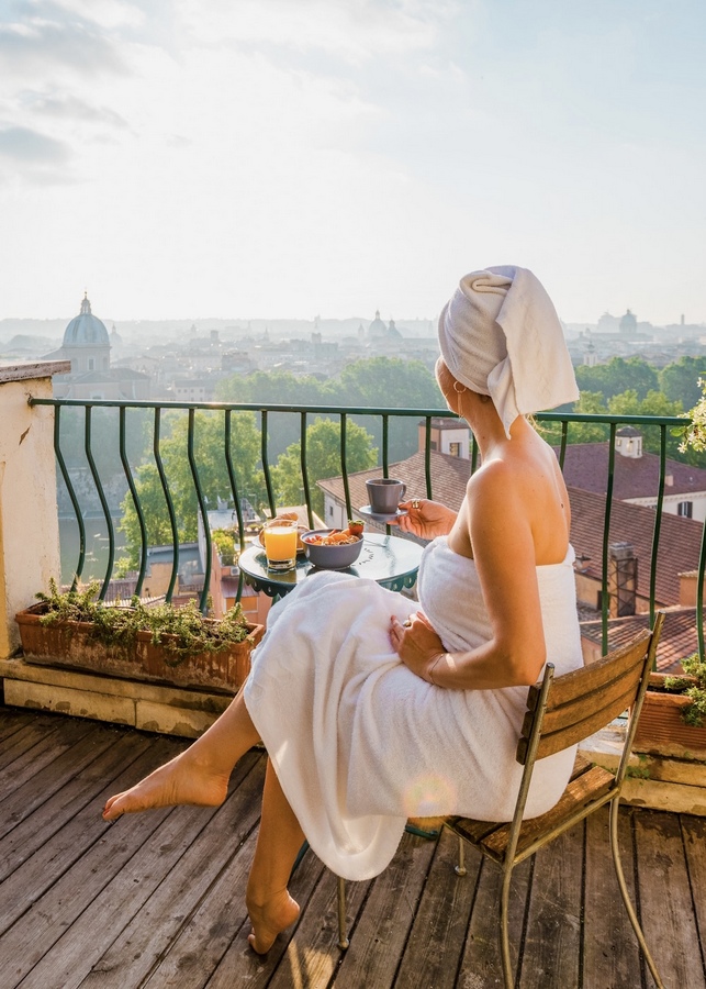 女孩在一个最好的罗马酒店的阳台