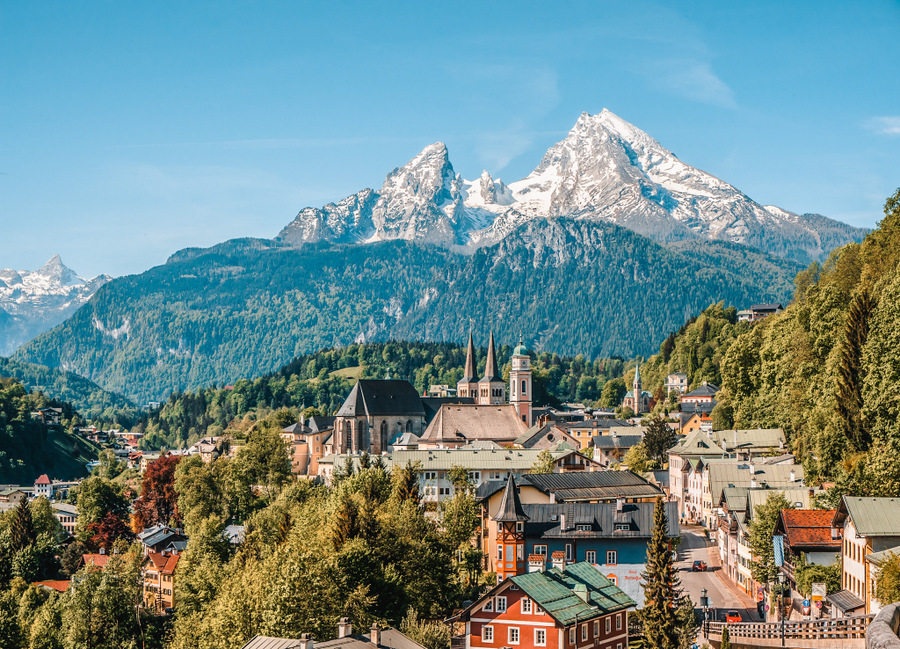 贝希特斯加登历史小镇，位于巴伐利亚北部，有白雪皑皑的瓦茨曼山