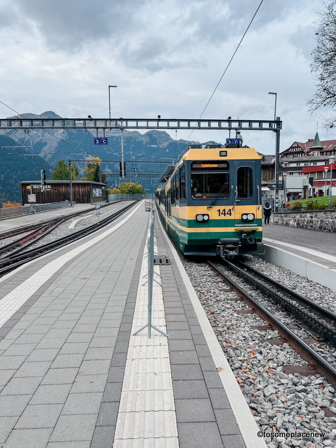 温根站的瑞士火车
