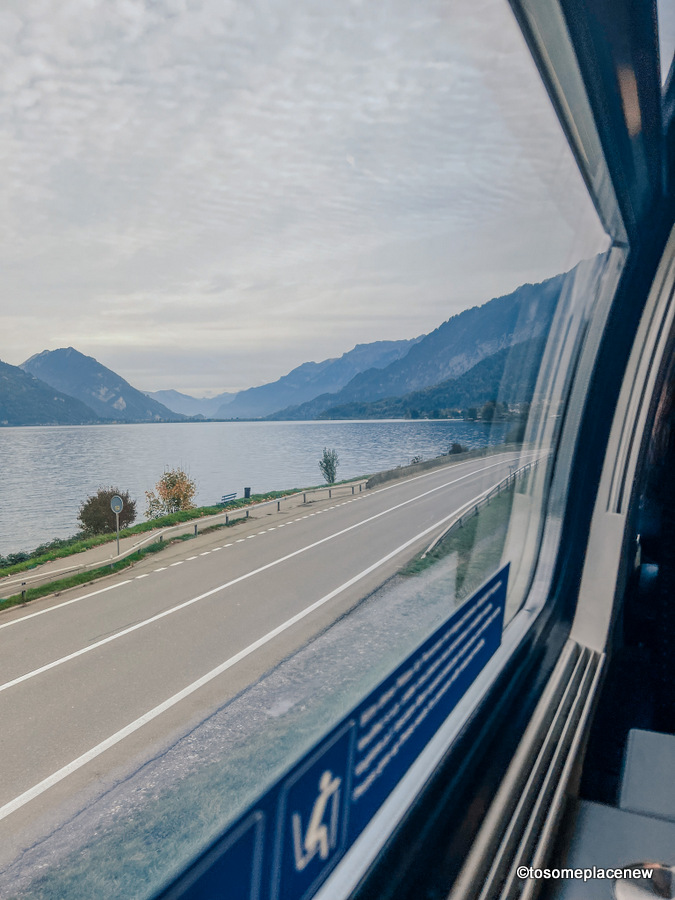 坐在瑞士火车上，窗外的景色尽收眼底