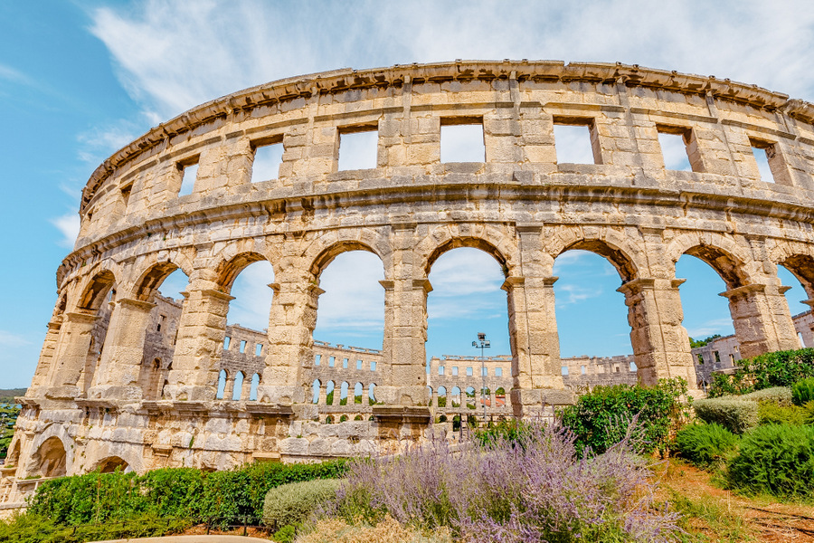 普拉圆形剧场是罗马帝国时期保存完好的建筑。这个竞技场建于公元前27年至公元68年之间，位于克罗地亚普拉的伊斯特拉地区。