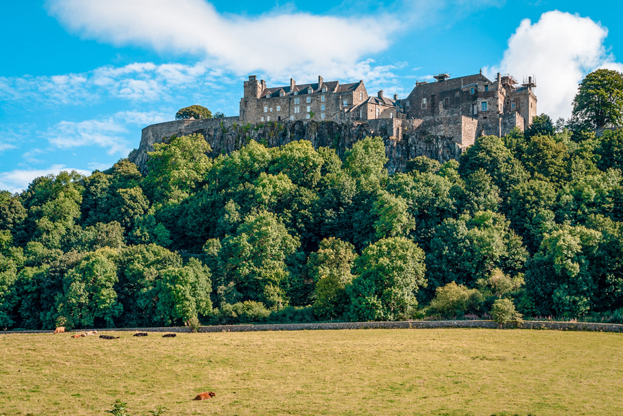 斯特灵城堡位于苏格兰中部的岩石山顶