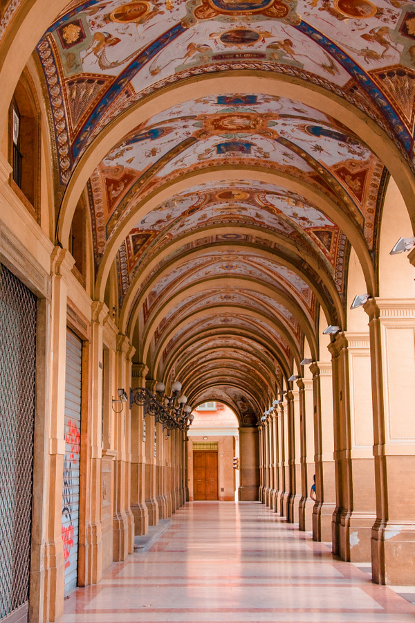 意大利博洛尼亚用柱子装饰的老门廊